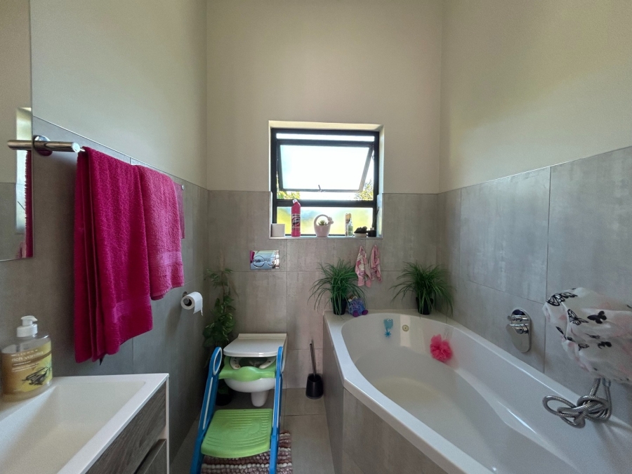 To Let 4 Bedroom Property for Rent in Sandown Western Cape
